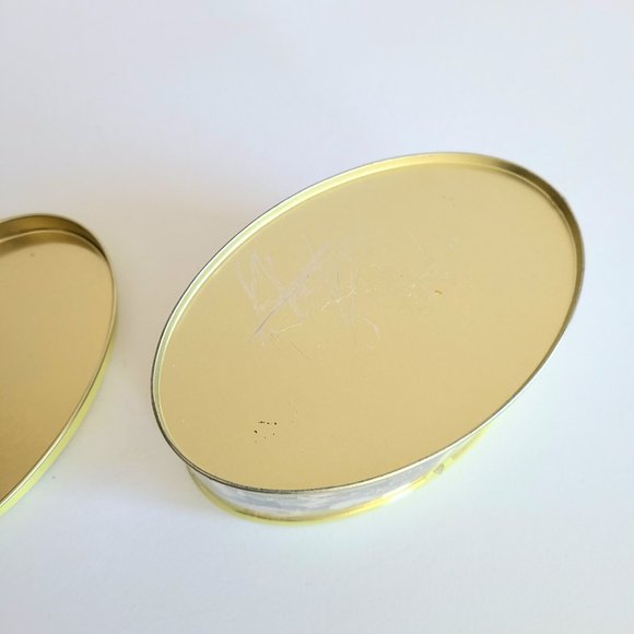 Easter Greetings oval tin box. - Picture 5 of 5